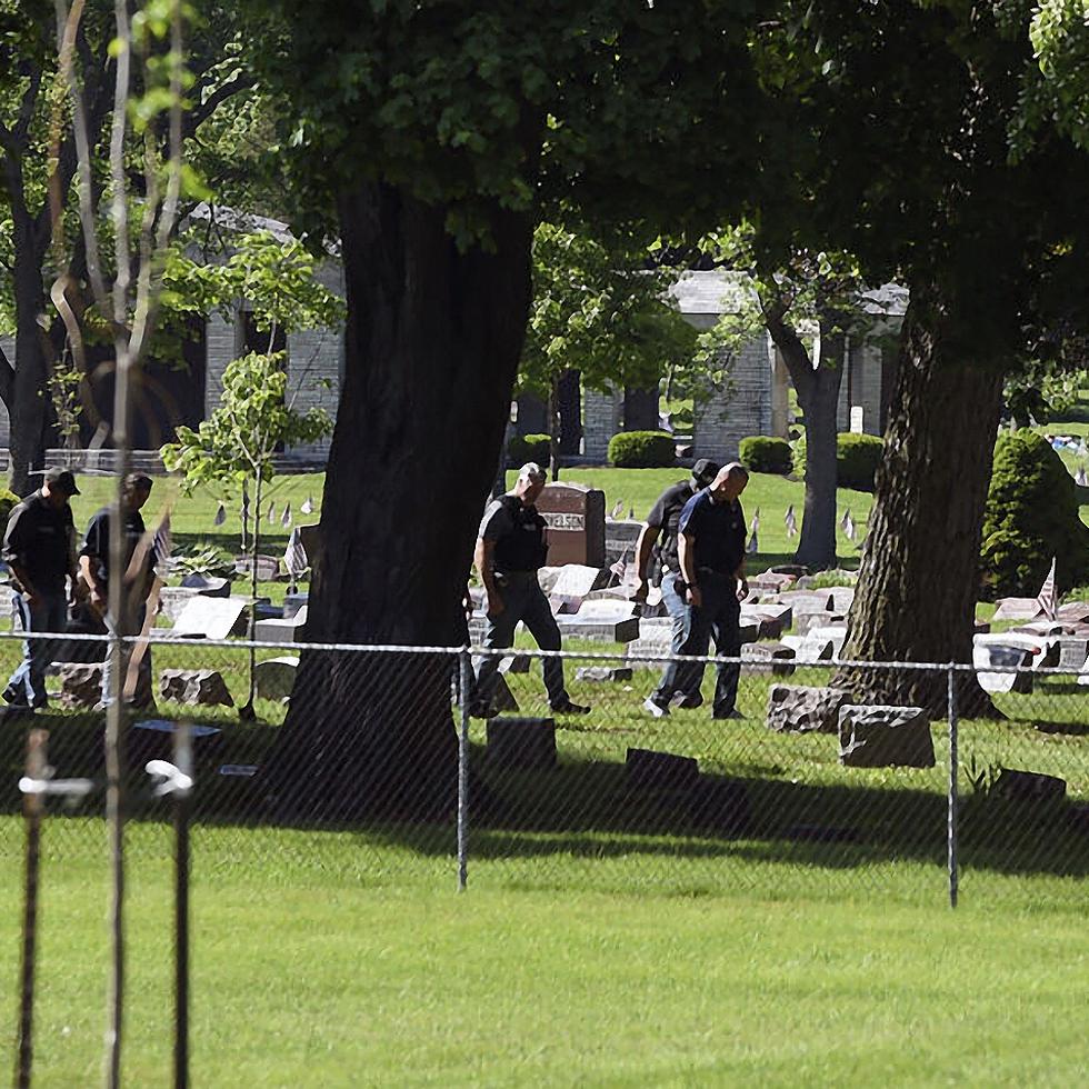 Agentes investigan después de los disparos en el cementerio Graceland en Racine, Wisconsin.