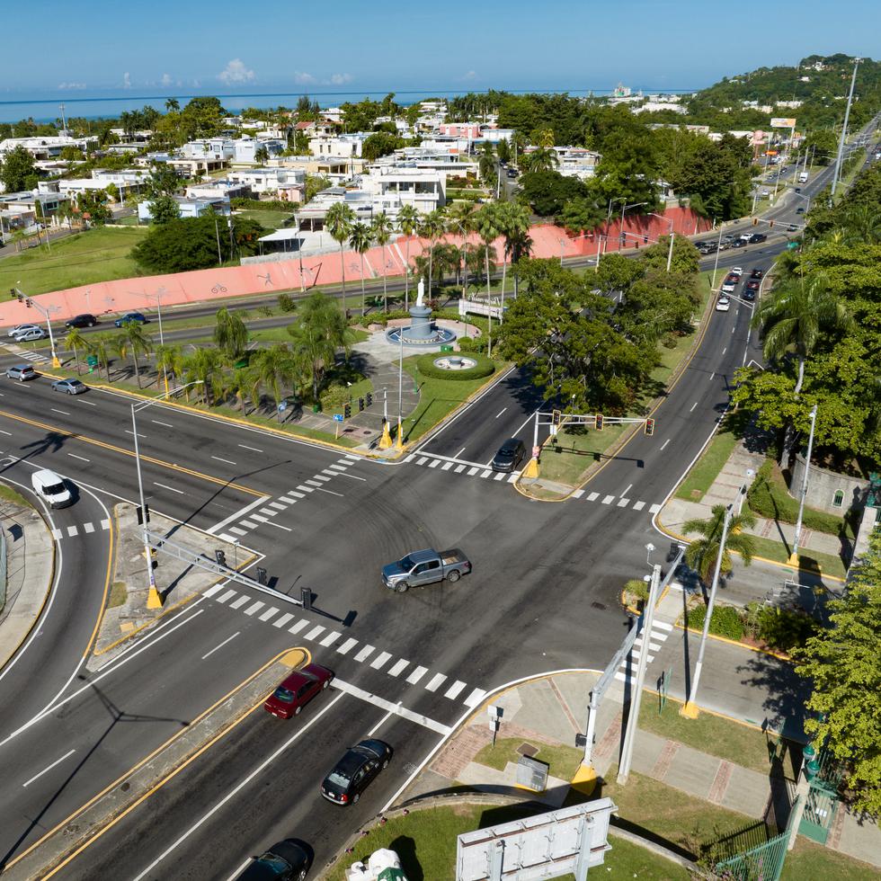 Sobre estas líneas, la intersección de la PR-2, frente a entrada del Recinto Universitario de Mayagüez de la UPR, con la calle Luis Llorens Torres.