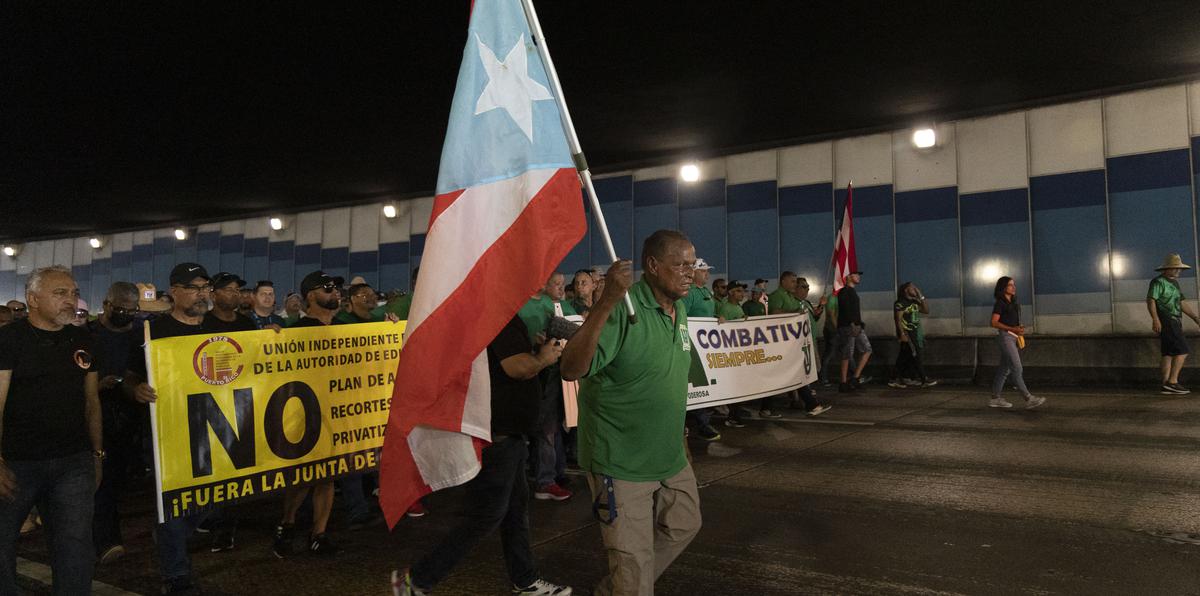 Manifestantes de grupos sindicales bloquean el acceso por ambos lados del Túnel Minillas en San Juan.