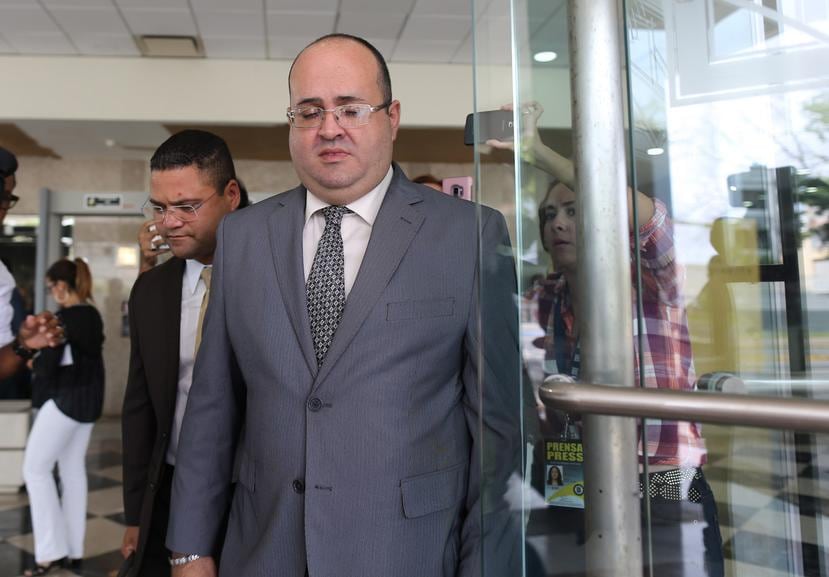 El exjuez Rafael Ramos Sáenz sale de una entrevista en la Comisión Estatal de Elecciones, donde también se realizó una investigación en su contra por la controversia del WhatsApp. (GFR Media)