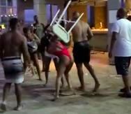 El vídeo captó el momento en que una de las turistas lanzó a otros una silla.