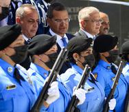 El comisionado de la Policía, Antonio López Figuera; el gobernador Pedro Pierluisi y el secretario de Seguridad Pública, Alexis Torres, durante una actividad en honor a los uniformados.