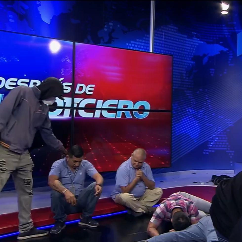 Los hombres con los rostros cubiertos entraron al set de la cadena TC Televisión en la ciudad portuaria de Guayaquil.