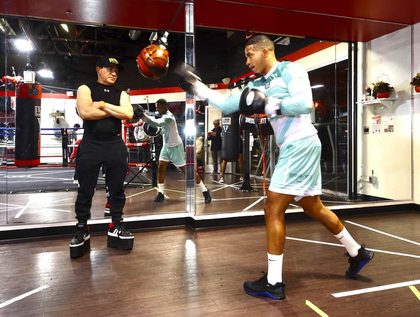 Ismael Salas monitorea una sesión de entrenamiento de Félix Verdejo en su gimnasio en Las Vegas, bautizado como el Salas Boxing Academy. (Suministrada / Top Rank)