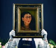 Una persona de la casa de subastas de Sotheby's con el último autorretrato del 'busto' de la artista mexicana Frida Kahlo, titulado 'Diego y yo'.