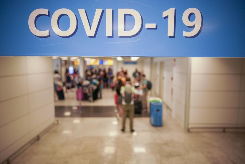 Viajeros hacen fila en el aeropuerto Leonardo da Vinci para la toma de muestras para las pruebas de COVID-19.