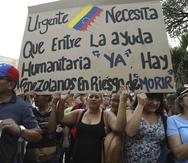 Venezolanos claman por ayuda humanitaria desde las calles. (AP)