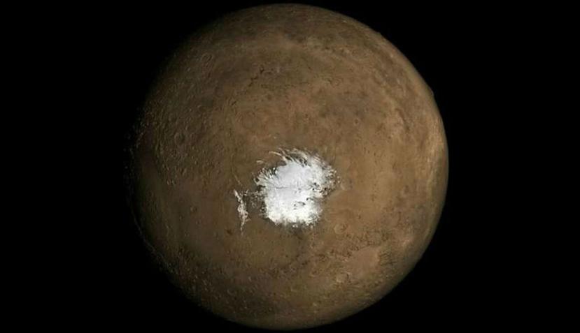 Una gran masa de agua salada de 12 millas de diámetro, se encuentra situada a 4,900 pies bajo el hielo en una región llamada Planum Australe. (NASA)