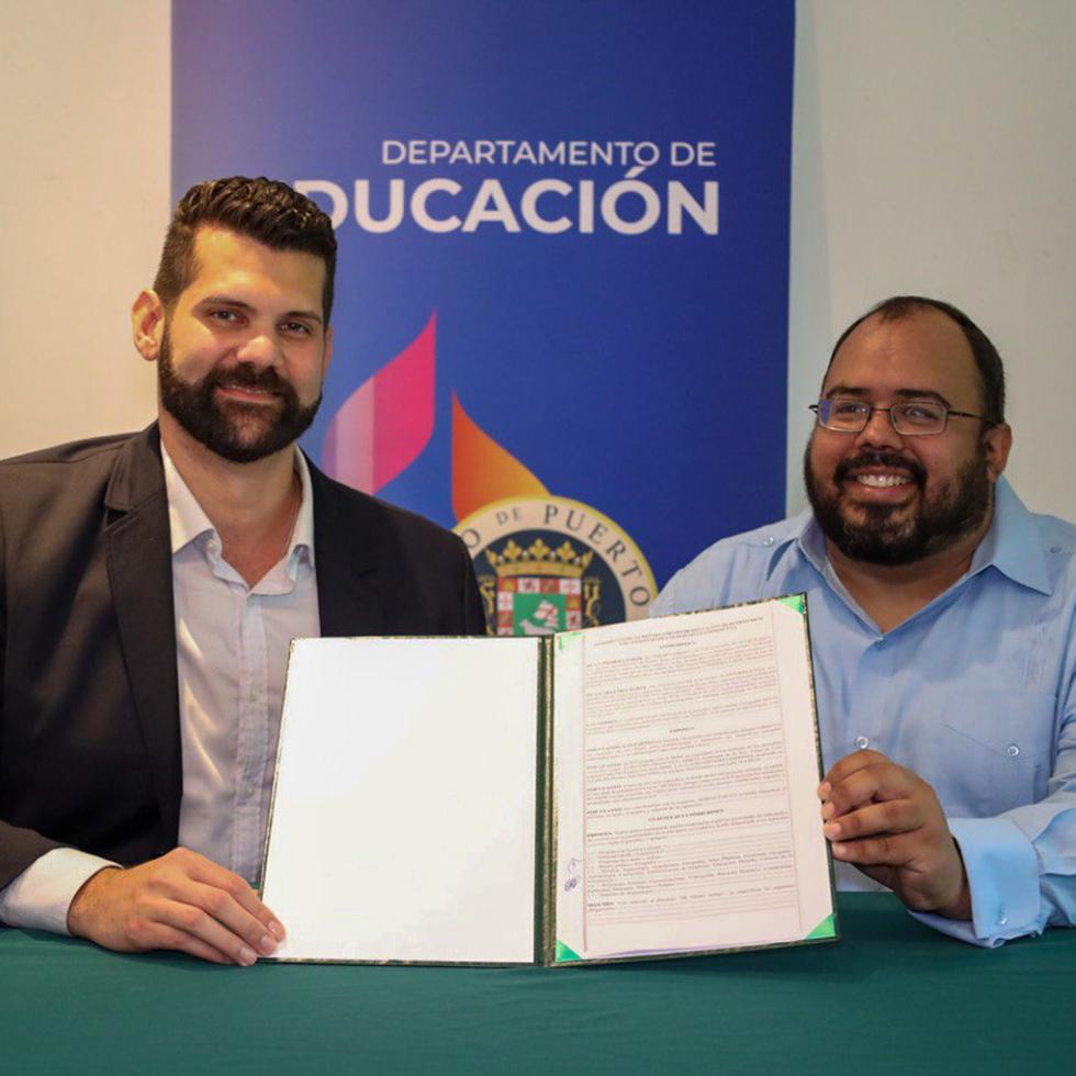 Carlos Ruiz Cortés, director ejecutivo del Instituto de Cultura Puertorriqueña (izquierda), anunció el programa "Mi museo amigo" junto a Eliezer Ramos Parés, secretario del Departamento de Educación (derecha).