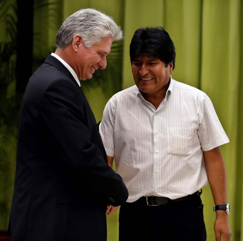El expresidente boliviano Evo Morales (deracha) saluda al presidente de Cuba, Miguel Díaz-Canel Bermúdez, durante una visita a la isla caribeña esta semana. (EFE / Ernesto Mastrascusa)