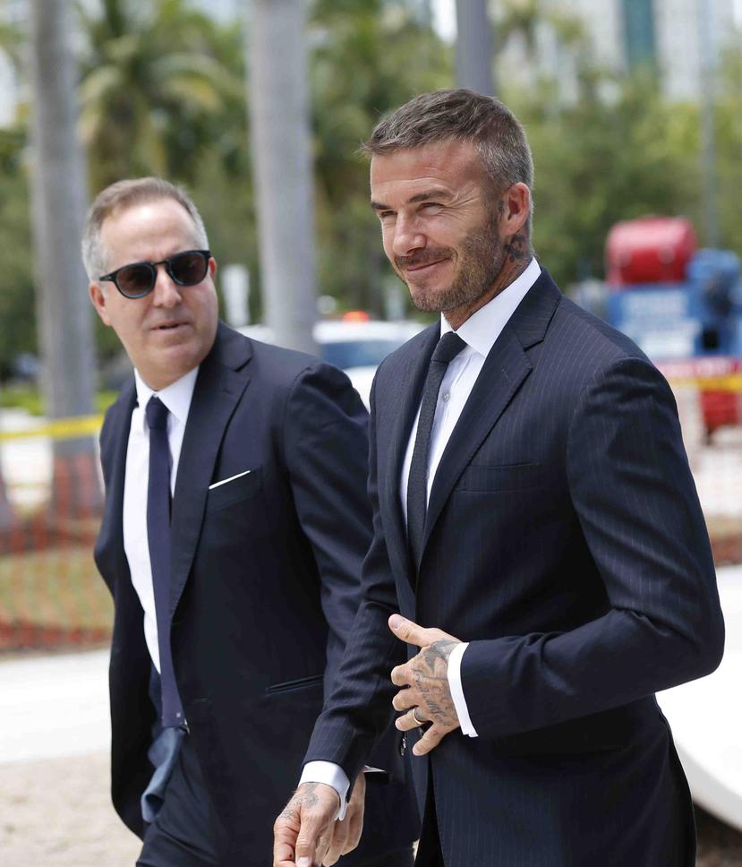 David Beckham y su socio Jorge Mas abandonan la alcaldía de Miami. (AP)