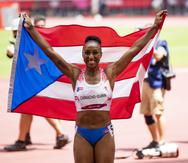 Jasmine Camacho-Quinn con la bandera de Puerto Rico tras ganar el oro en los 100 metros con vallas en los Juegos Olímpicos de Tokio.