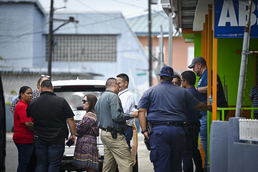 Oficiales trabajan en la investigación del asesinato Jesmarie Rivera Santiago frente a Los Gemelos Mini Market, del sector Cucharilla de Cataño.

Foto Miguel Rodríguez