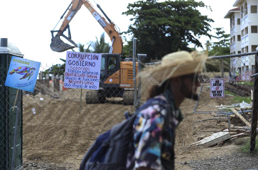 El 1 de junio, inició una jornada de manifestaciones en la playa Los Almendros, en Rincón, de ciudadanos que denuncian que la construcción en el condominio Sol y Playa es ilegal y exigen que se detenga.