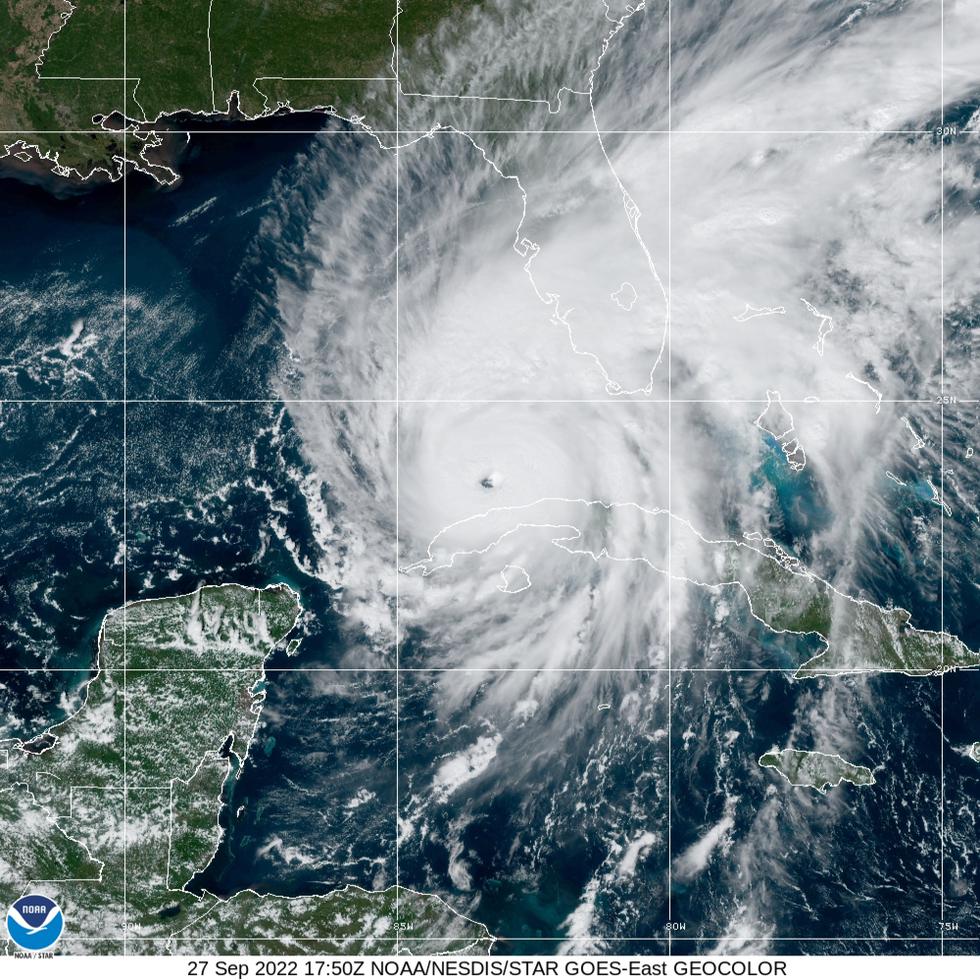 Imagen visible (GeoColor) del satélite GOES-East que muestra el ojo del huracán Ian sobre acercándose a los cayos de Florida en la tarde del martes, 27 de septiembre de 2022.