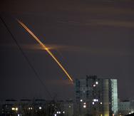 Cohetes rusos lanzados hacia Ucrania desde la región rusa de Belgorod surcan el cielo al amanecer en Járkov, Ucrania, viernes 24 de marzo de 2023. (AP Foto/Vadim Belikov)