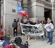 Grupos de la diáspora puertorriqueña reclaman la liberación de la isla y denuncian las prácticas de promoción económica que utiliza el gobierno durante la cumbre PRNow en Nueva York.