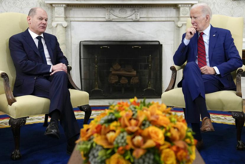 El presidente estadounidense Joe Biden escucha al canciller alemán Olaf Scholz durante una reunión en la Oficina Oval de la Casa Blanca, en Washington, el viernes 3 de marzo de 2023. (AP Foto/Susan Walsh)