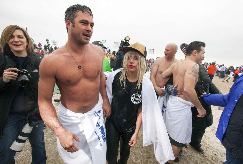 Lady Gaga saltó al agua junto con más de 4,500 participantes. (The Associated Press)