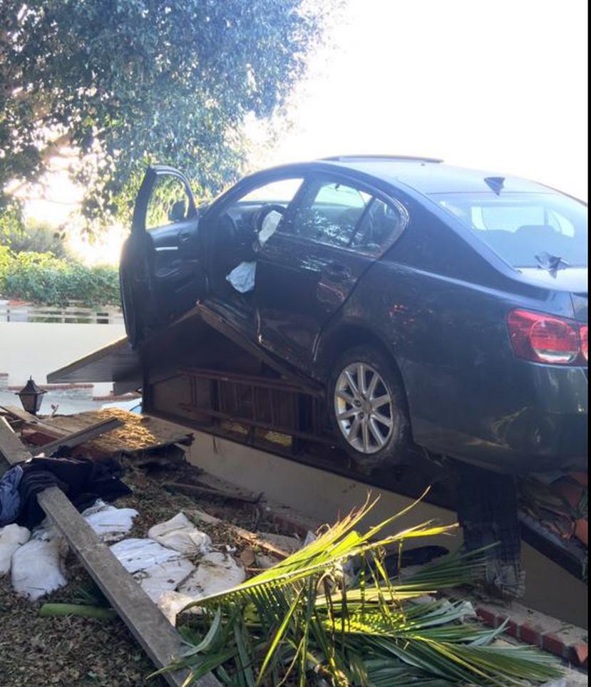 Un conductor con un problema médico perdió control de su vehículo. (Captura/Twitter)