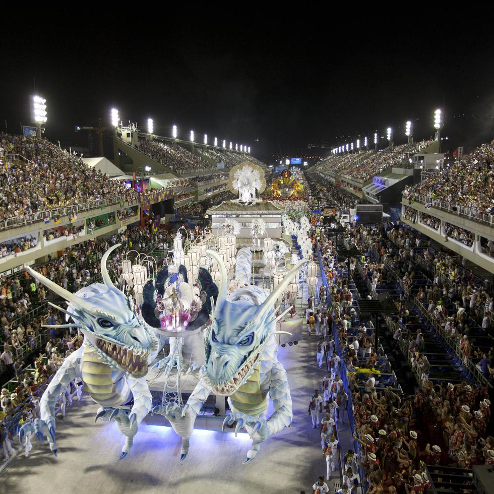 Las perspectivas en Brasil son más halagüeñas para este año, cuando por fin el Carnaval de Río volverá a su fecha habitual y no habrá ninguna restricción para la fiesta. En la foto, desfile de carrozas durante el carnaval de 2013.