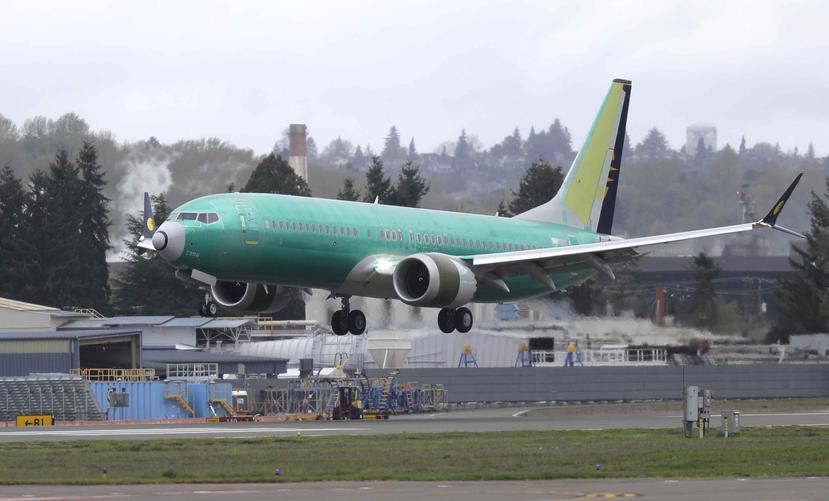 Un avión Boeing 737 MAX 8 construido para la aerolínea india Jet Airways, aterriza después de un vuelo de prueba en el Campo Boeing, en Seattle. (AP/Ted S. Warren)