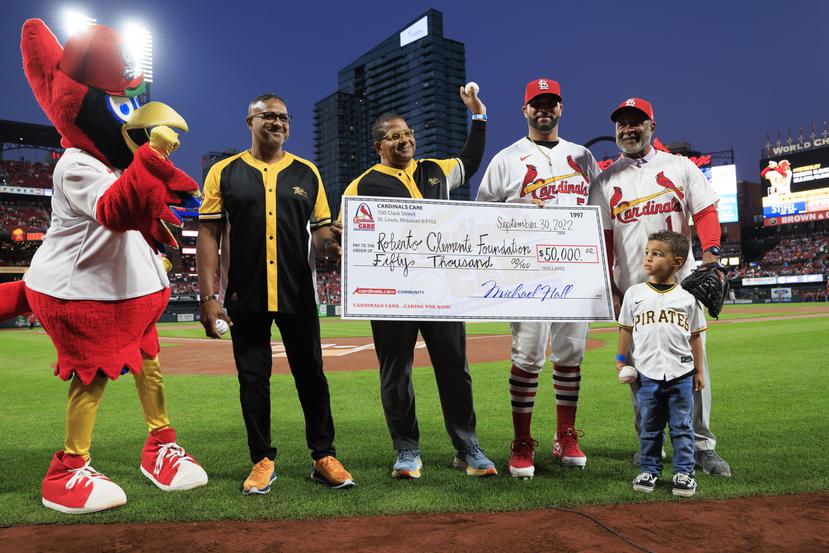 Luis Roberto y Roberto Clemente, hijo, recibieron una donación de $50,000 de parte de la organización de los Cardinals.