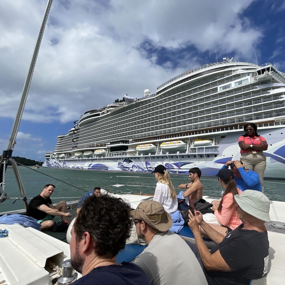 En St. Lucia, los pasajeros del Norwegian Viva pueden disfrutar de un tour en catamará́n.