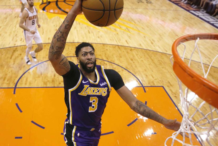 Anthony Davis, de los Lakers, se apresta a finalizar un donqueo en el partido del martes. (AP)