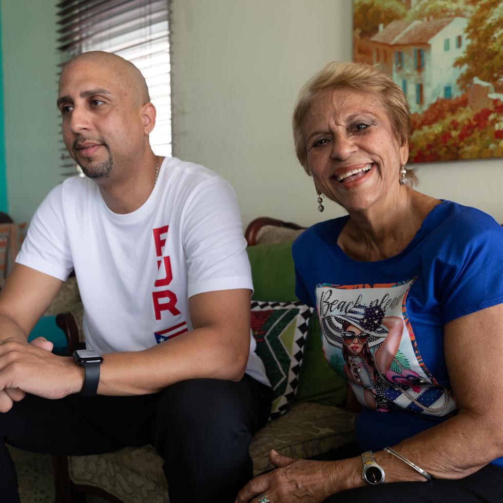 El dirigente Nelson Colón junto a su madre Rosalina Santiago, en una entrevista en 2021.