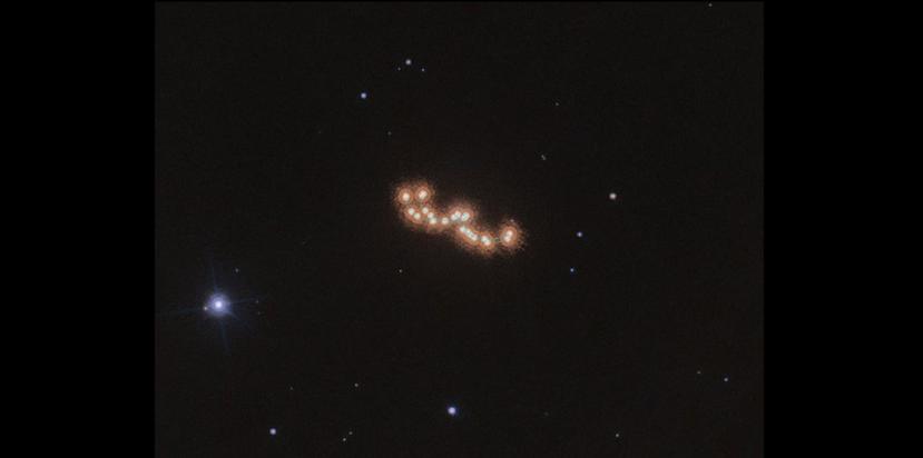 Esta imagen compuesta por 12 fotos unidas muestra el movimiento de la cercana pareja de estrellas durante un lapso de tres años.  (ESA / Hubble / NASA / L. Bedin et al).