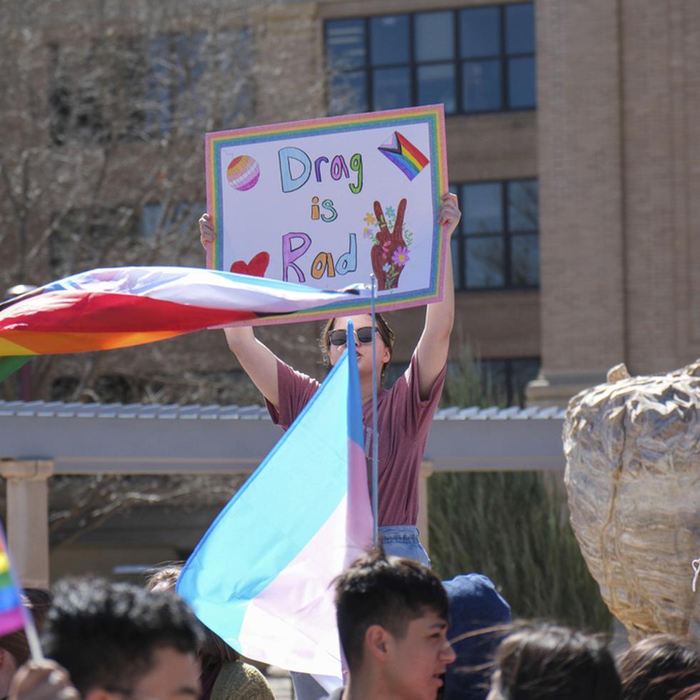 Más de 50 personas se reunieron el martes 21 de marzo de 2023 en la Universidad West Texas A&M en Canyon, Texas, para protestar por la decisión del presidente de la universidad de cancelar un espectáculo drag en el campus.