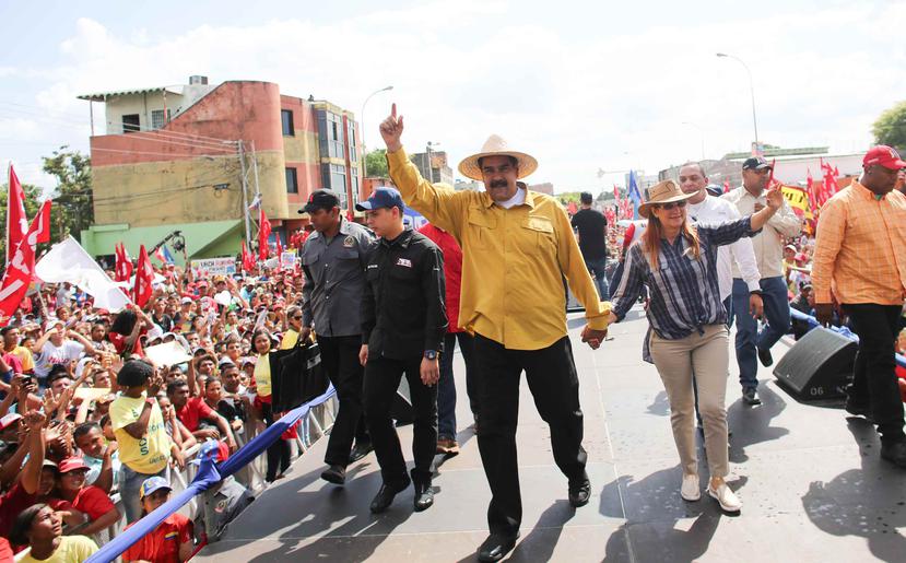El presidente de Venezuela Nicolás Maduro (c) saludando durante un acto de su campaña electoral (EFE/Palacio de Miraflores).