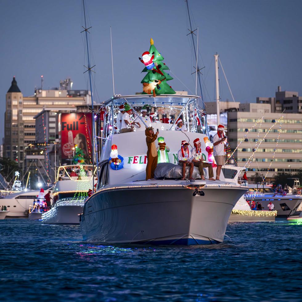 Unas 40 embarcaciones del Club Náutico, incluyendo un navío de la Guardia Costera, participaron del San Juan Christmas Boat Parade.