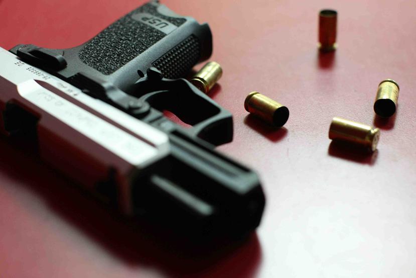 Un hombre utilizó una pistola para la cual tiene licencia y le hizo un disparo en el pecho a su hijo en San Juan. (Archivo / GFR Media)