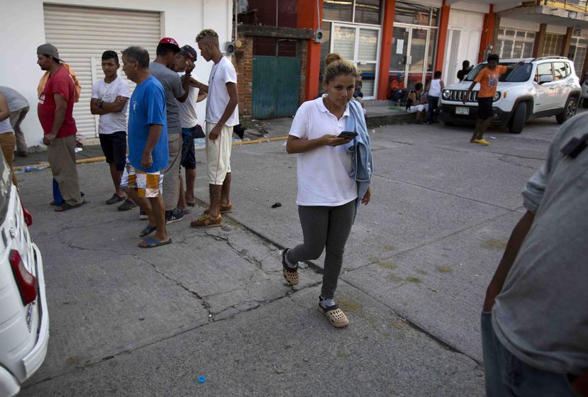 Orbelina Orellana, de 26 años, utiliza un celular para comunicarse con su hija. (AP)