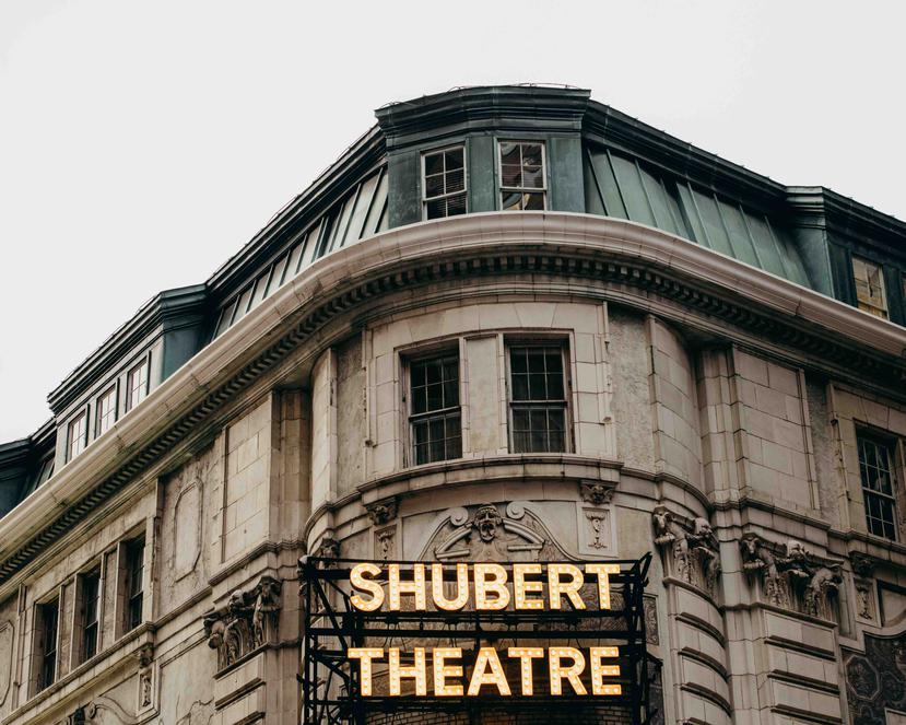 El Teatro Shubert comparte su fachada con el Booth al norte en Shubert Alley y tiene herrumbre veneciano. (George Etheredge para The New York Times)