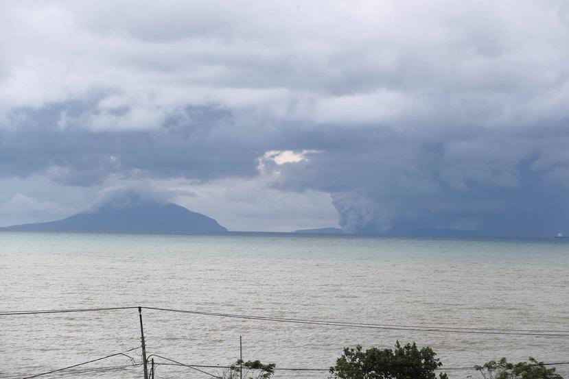 Vista del volcán Anak Krakatau desde la playa Carita en Indonesia. (EFE)