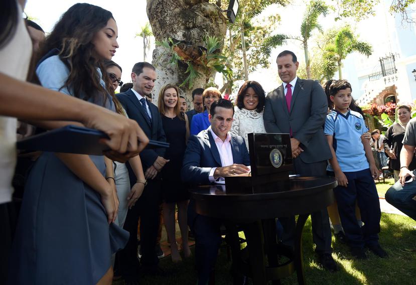 El gobernador Ricardo Rosselló, al centro, indicó que la reforma educativa recibió más de 600 enmiendas en su trámite legislativo.