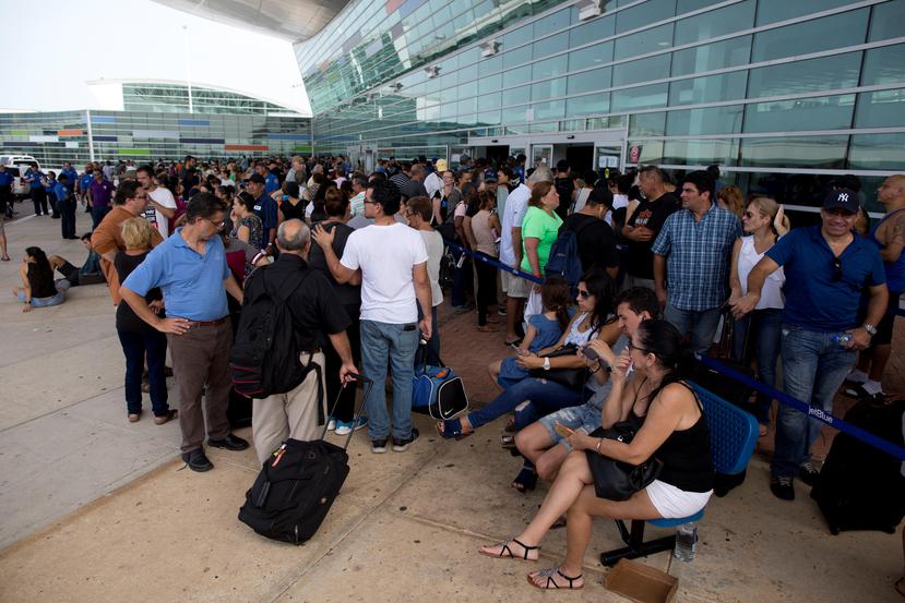 Desde finales de septiembre, las filas parecían interminables en el aeropuerto Luis Muñoz Marín con personas tratando de salir de Puerto Rico tras los huracanes Irma y María. (GFR Media)