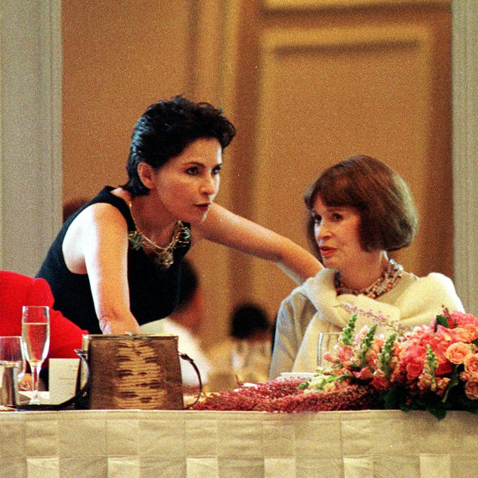 Vanderbilt junto a su aiga íntima Nydia Caro durante un evento en la isla en 1997. (Archivo)