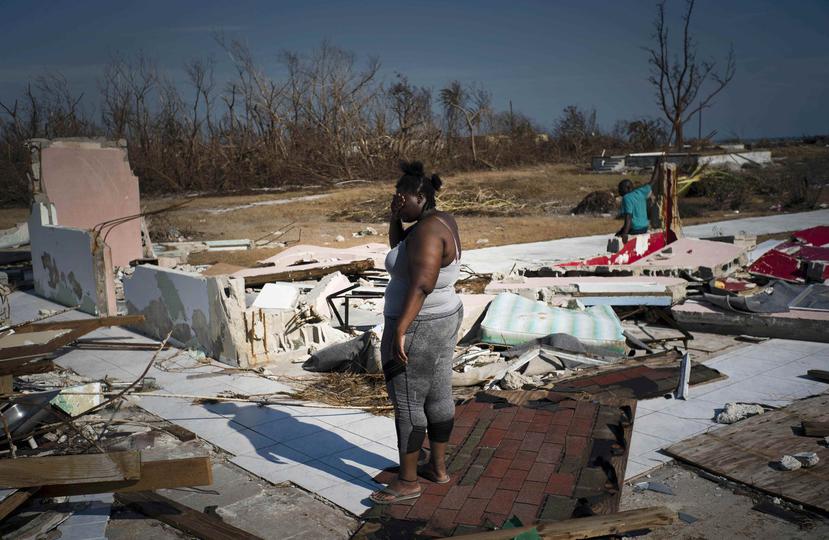 Una mujer llora al contemplar los restos de su hogar tras el paso del huracán Dorian, en High Rock, Gran Bahama, 6 de septiembre de 2019. (AP)