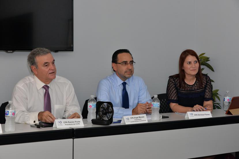 Desde la izquierda: Ramón Ponte, presidente del Colegio de Contadores Públicos Autorizados; Ángel Marzán, copresidente del Comité de Asuntos Contributivos de CCPA, y  CPA Dennise Flores, durante la conferencia de prensa.