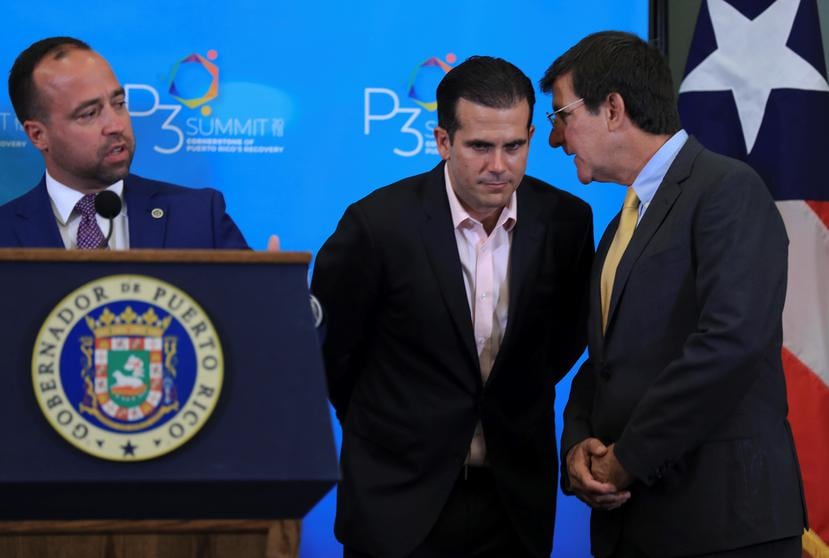 Desde la izquierda: Omar Marrero, director de la Autoridad de Alianzas Público Privadas; el gobernador Ricardo Rosselló; y el secretario de Estado, Luis Gerardo Rivera Marín.