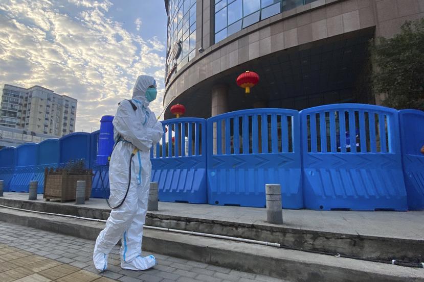 Un científico afuera del Hospital Central de Wuhan en China el 6 de febrero del 2021.