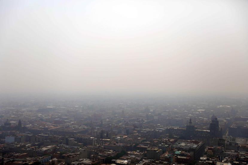 Esta fotografía muestra una nube de humo y contaminación sobre la Ciudad de México. (EFE/ Sáshenka Gutiérrez)