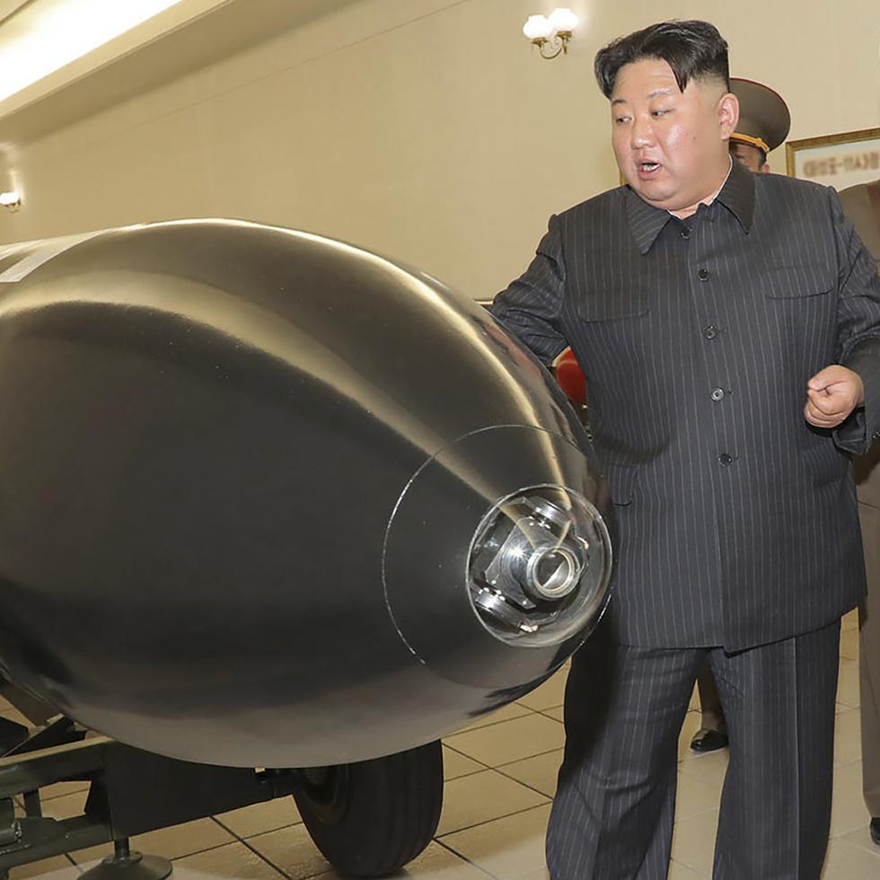En esta imagen difundida el martes 28 de marzo de 2023 por el gobierno norcoreano, el mandatario de Corea del Norte, Kim Jong-un, visita una sala en la que se exhiben lo que parecen ser varios tipos de ojivas diseñadas para ser instaladas en misiles o lanzacohetes.
