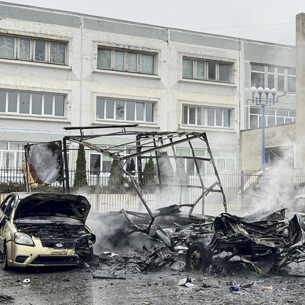 Vehículos dañados por los bombardeos de Ucrania en Bélgorod, Rusia.