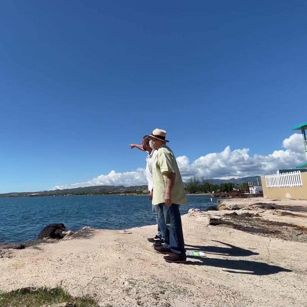 El maestro Antonio Martorell (en primer plano) y José Ramos Santos observan el barrio de la Playa de Ponce desde el restaurante El Ancla de esa ciudad.