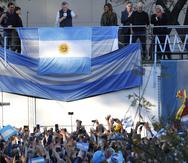El presidente argentino Mauricio Macri saluda a sus partidarios durante un acto de relanzamiento de su campaña electoral en Buenos Aires, Argentina. (AP/Natacha Pisarenko)